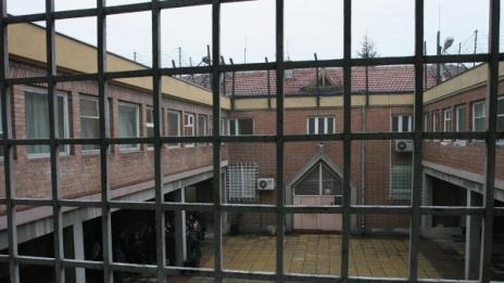 12 г. зад решетките за убийство за... котлон