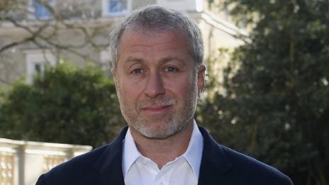 Лондон блокира парите на Абрамович
