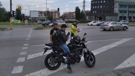 Варненските полицаи хванаха двама с нередовни моторни превозни средства