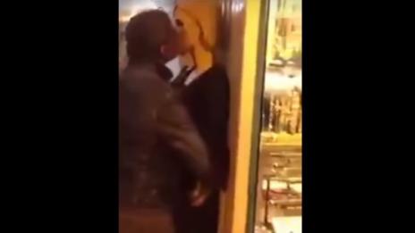 Мигрант налетя гнусно на... пластмасовата си изгора (ВИДЕО 18+)  