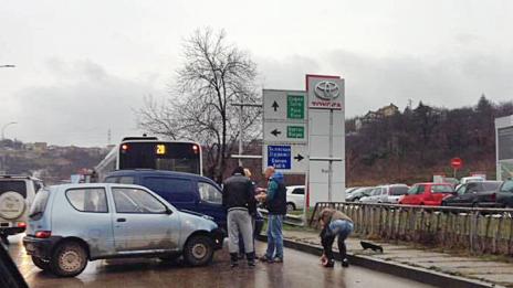 Мокрите настилки предизвикаха катастрофи във Варна