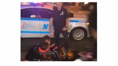 Полицай написа глоба на две деца с детски автомобил