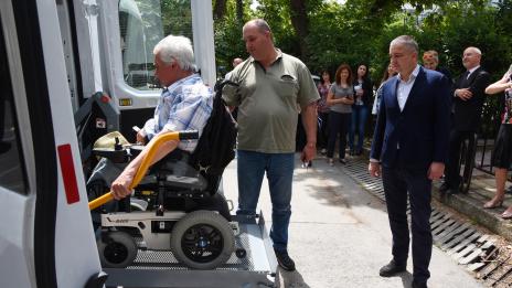 Още два специализирани микробуса ще возят хората с увреждания