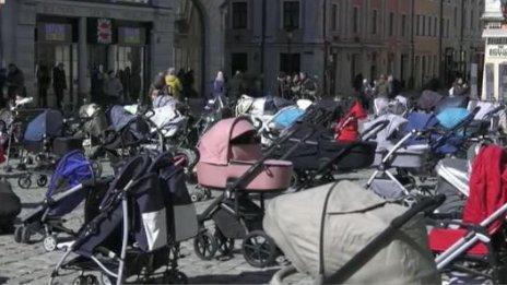 Празни бебешки колички бяха наредени в центъра на Лвов