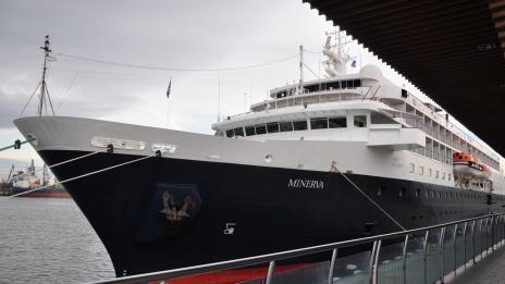 „Минерва&quot; акостира във Варна (СНИМКИ)