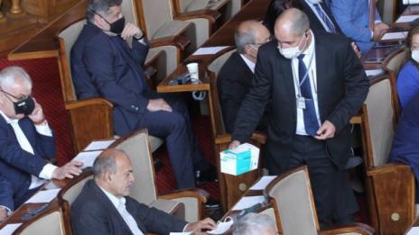 Депутати без маски в пленарната зала отнесоха глоби 
