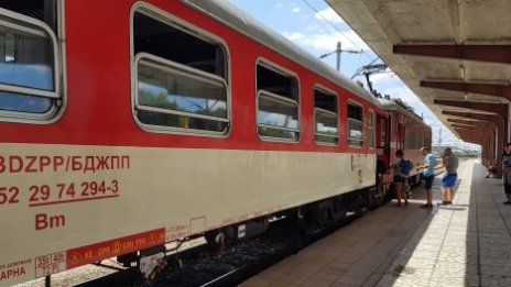 БДЖ (Бавно се Движи Железницата)! Нощният влак София - Варна закъсня с над 7 часа