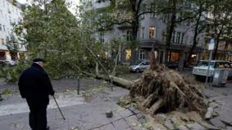 Берлин обяви извънредно положение заради буря, хиляди без ток в Чехия