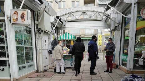 Може ли да звънна на мама... хлапе омайва на Колхозния пазар. Обран си!?