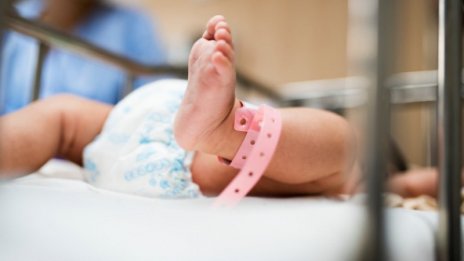 Изследват всички новородени българчета за още тежки редки заболявания
