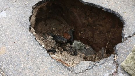 Огромна дупка зейна на варненска улица