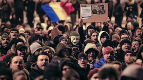 Протестите в Румъния продължават, въпреки че правителството оттегли спорния указ