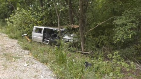 Училищен бус се заби в дърво край пътя, четирима пострадаха