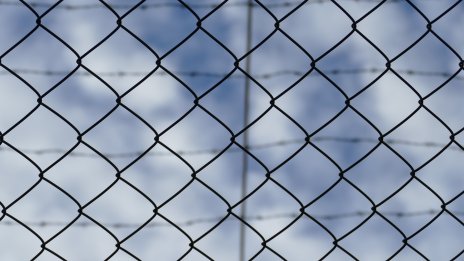 Задържаните с 5 кг марихуана във Варна остават в ареста