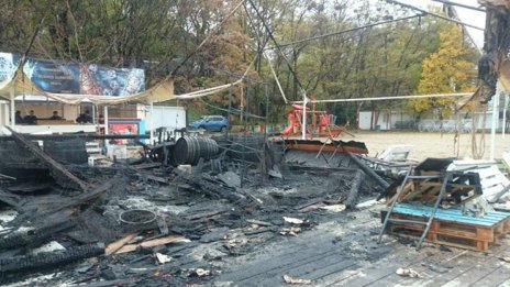 Горя заведение на плажа във Варна