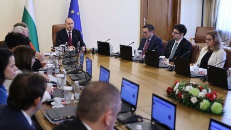 Радев забранява рекламата на хазарта и светлините на казината