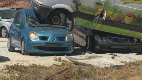 Микробус кацна върху коли в автосалон във Варна