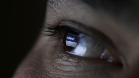 Данъчни под прикритие дебнат във Facebook