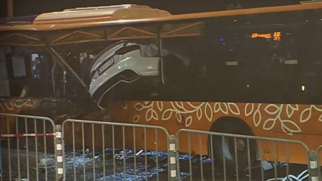Стана ясно с каква скорост е карал шофьорът, врязал се в автобус в София