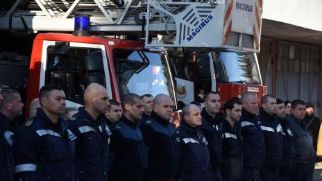 Наградиха пожарникарите, спасили хора от взривения блок във &quot;Владиславово&quot; (СНИМКИ)