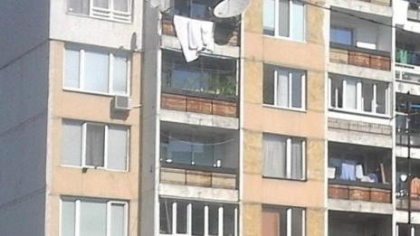 Мъж се хвърли от висок етаж на блок и загина