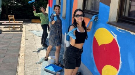 Студенти изрисуваха фасадите на социален център във Варна