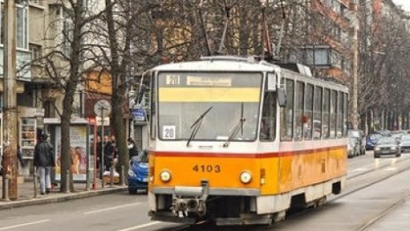 Вандали потрошиха стъкло на трамвай 20 в столицата