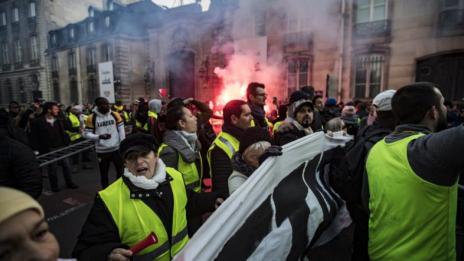 "Жълтите жилетки" превърнаха центъра на Париж в бойно поле