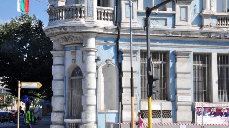 Обезопасяват знакова сграда в центъра на Варна (СНИМКИ)