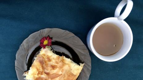 Рецепта на деня: Наложена баница с печени на сач кори