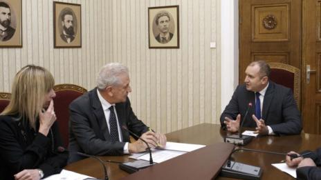 Радев и Аврамопулос обсъдиха миграционния проблем  