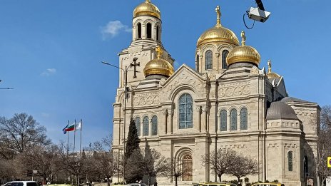Частица от Честния пояс на Божията майка е изложена за поклонение във Варна
