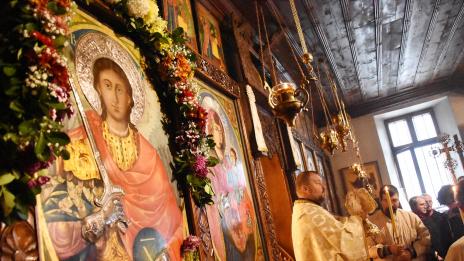 Стотици посетиха едноименния храм на Архангеловден във Варна (СНИМКИ)