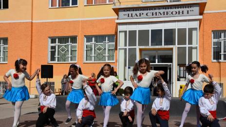 Училище „Цар Симеон I” във Варна отбеляза патронния си празник (СНИМКИ)
