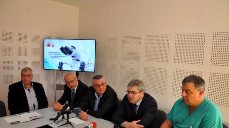 Дариха на Окръжната болница супермодерен операционен микроскоп