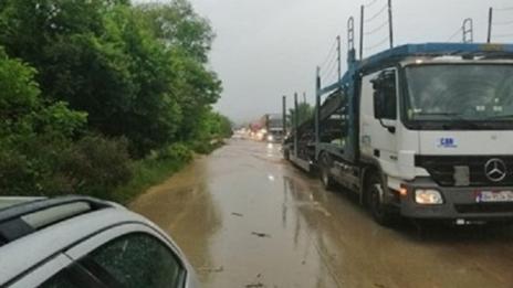 Блокиран е пътят между Мездра и Враца, преляла е река