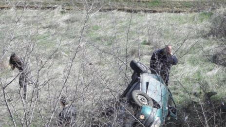 Кола падна в пропаст на заден ход, пострада 27-годишна