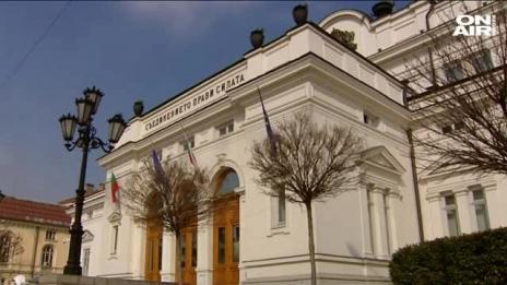 Увеличават заплатите на властта