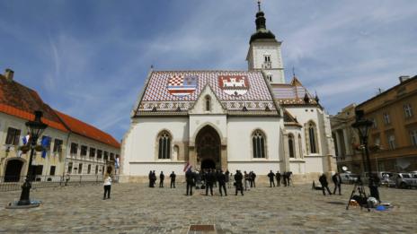 Пиян френски дипломат изпотроши 6 коли