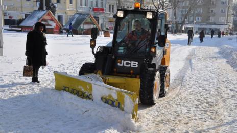 Продължава почистването на малките улички във Варна