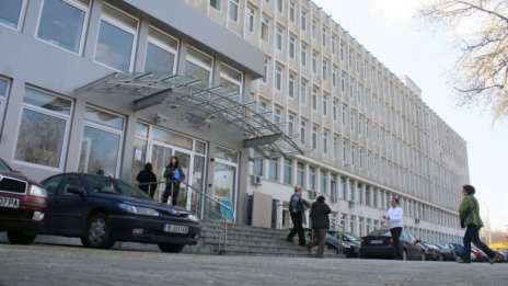 Варненец издирва шофьор, блъснал жена му и избягал