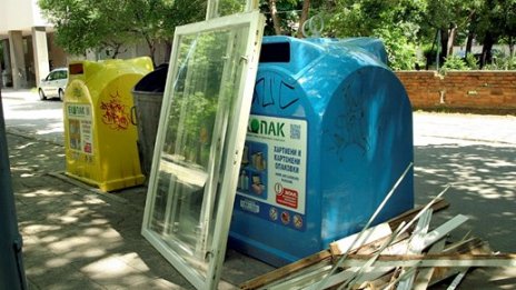 Забраняват изхвърлянето на дрехи и обувки в общите контейнери за смет
