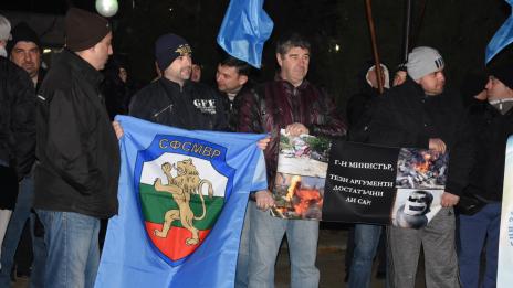 Пожарникари и полицаи излязоха на протест за по-високи заплати 