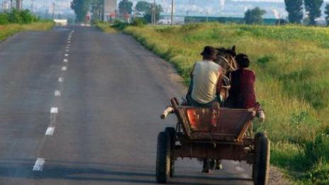 Три деца пострадаха при сблъсък на кола и каруца