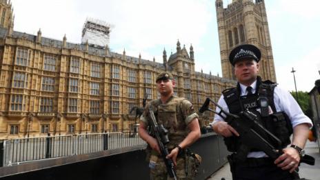 Мъжът, задържан с нож пред британския парламент, не бил терорист