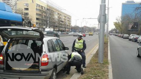 Пътни полицаи смениха гума на шофьор