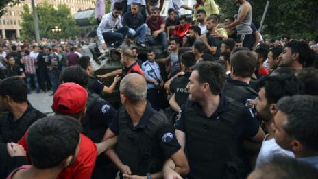 700 метежници се предоха в полицията в Анкара