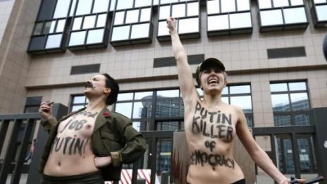 Активистки на ФЕМЕН протестираха с голи гърди срещу Путин