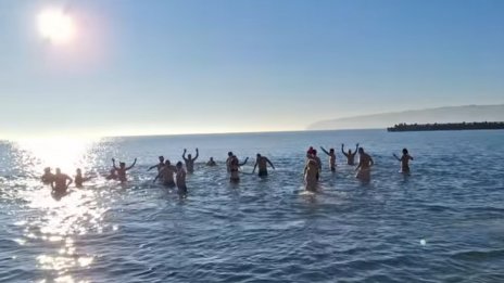 Традиция: Варненци посрещнаха първото утрото на годината с къпане в Черно море (СНИМКИ/ВИДЕО)