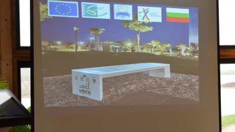 Монтират "умни" пейки в две варненски общини